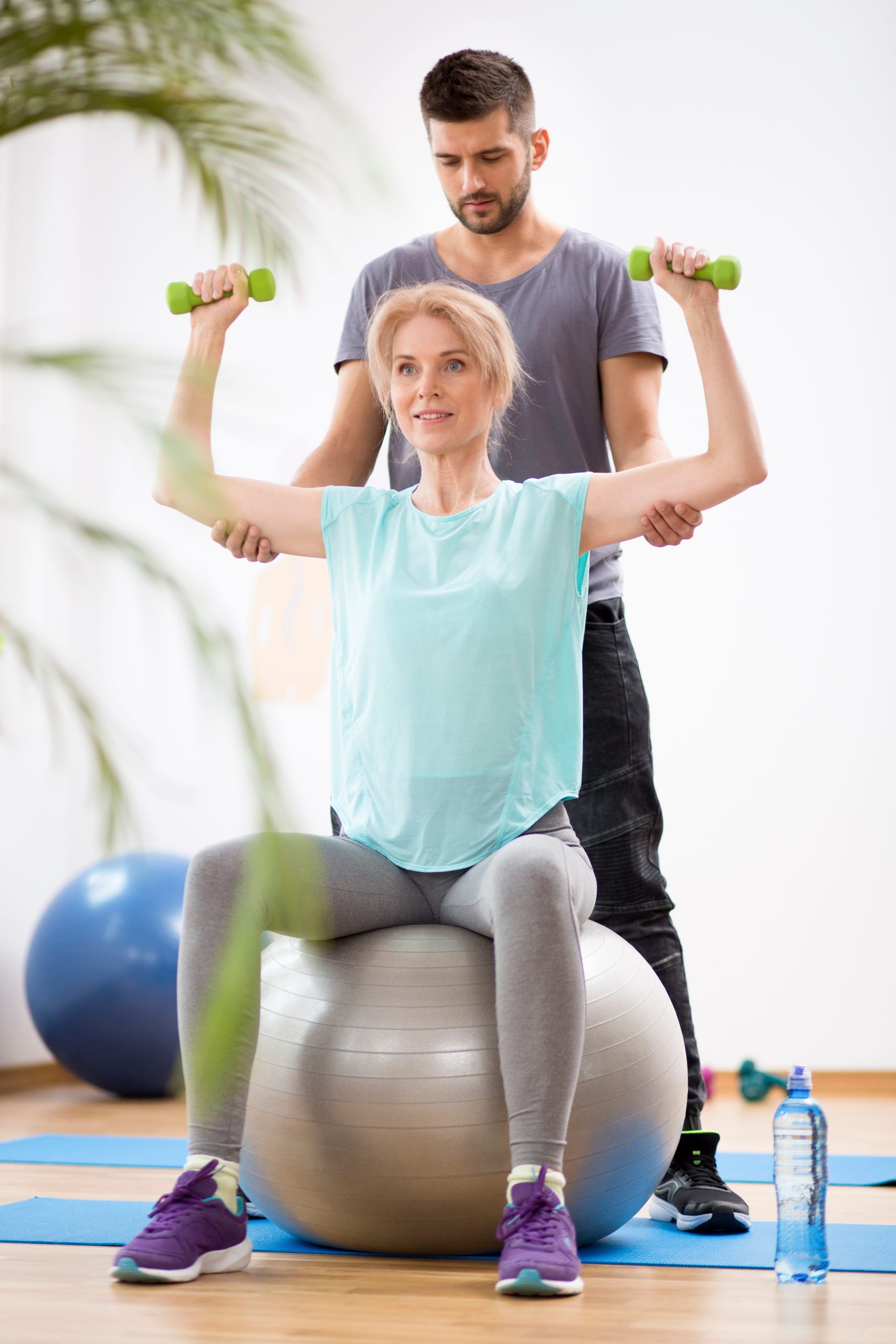 Mit hantel auf Gymnastikball
